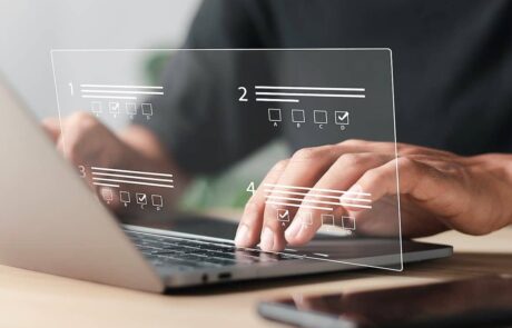 Personne travaillant sur des données à l'ordinateur