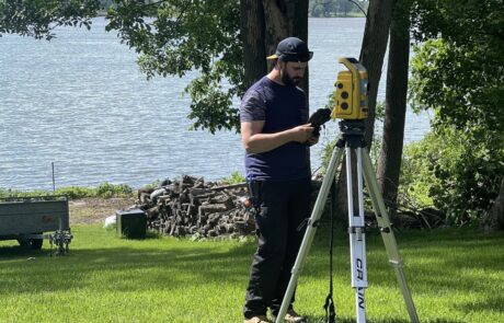 Technicien relevant les points de topométrie avec la station totale