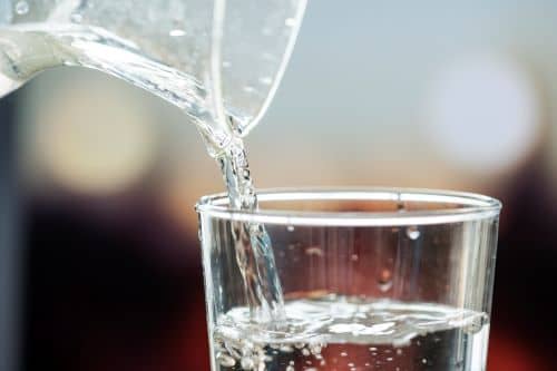 eau versée dans un verre pour boire