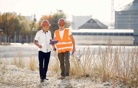 Technicien en environnement réalisant une visite du site à l'étude